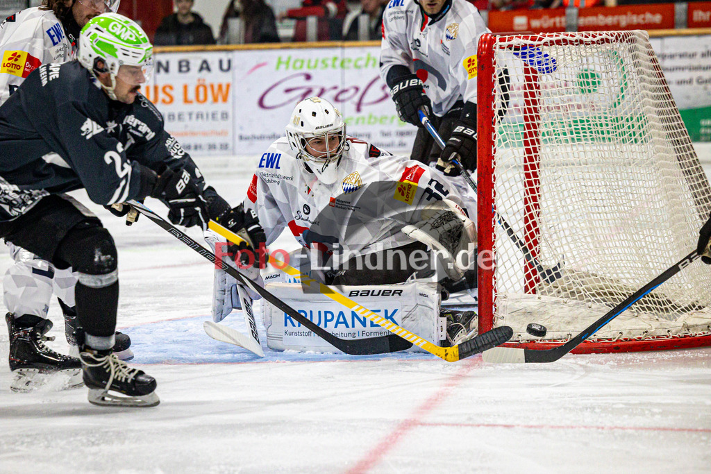 TSV Peißenberg MINERS gegen HC Landsberg RIVERKINGS | Eishockey Bayernliga Herren Vorrunde 2024/25, TSV Peißenberg MINERS gegen HC Landsberg RIVERKINGS, 20241108,Moritz BORST (HCL Goali 32) in Aktion,2024-11-08 in Peißenberg (Eisstadion Peißenberg)Moritz BORST (HCL Goali 32)Copyright: WolfgangxLindner foto-lindner.de