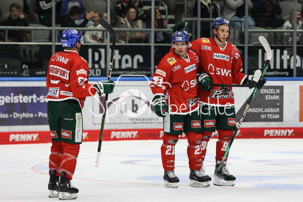Augsburger Panther - Schwenninger Wild Wings | Die Hausherren jubeln nach dem Tor zum 4-3 druch Jere KARJALAINEN (AEV #21) / Jubel / Freude / Treffer / Doppelpack