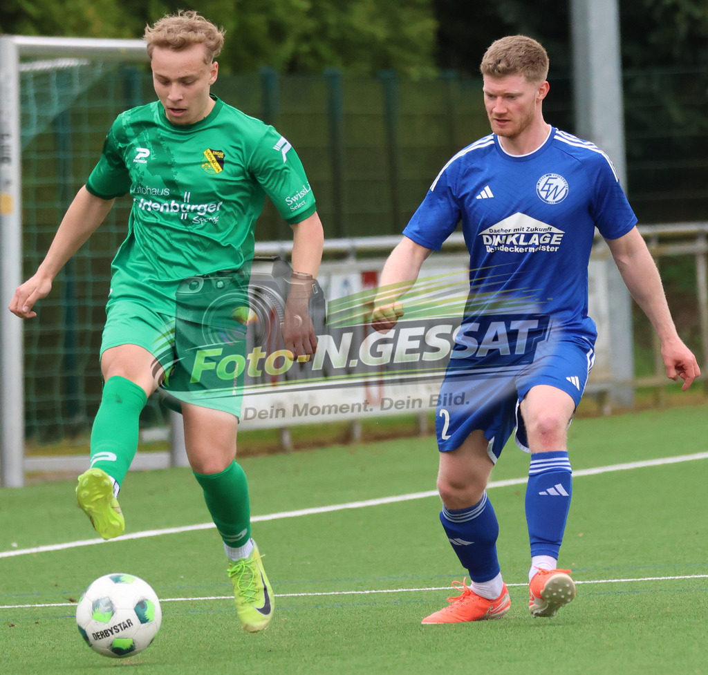 SC Enger - SV Enger-Westerenger | Auf dem Bild zu sehen: grün SC Enger: Alexander Geiger ; blau SV Enger-Westerenger: Kieren Forward SC Enger, SV Enger-Westerenger, Saison 25/26, Kreisliga A, Enger, Deutschland - Realisiert mit Pictrs.com