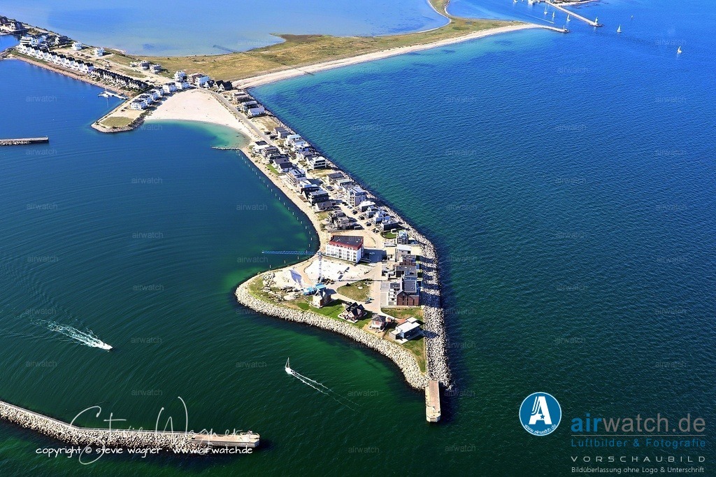  Luftbild OstseeResort Olpenitz - Die exklusive Nordmole | Die Anbindung zum Strand ist sehr gut: Der Anliegerstrand des Resorts liegt nur wenige Schritte entfernt, und der Weidefelder Strand mit Strandkörben und Restaurant ist etwa 2,5 bis 3 Kilometer entfernt.