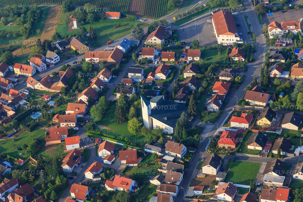 Luftbild: Kathol. Kirche im Ortsteil Rechtenbach in Schweigen-Rechtenbach im Bundesland Rheinland-Pfalz in Deutschland. Foto: IMG_107836.jpg vom 10.06.2018 durch Werner Riehm/FLY-FOTO.de