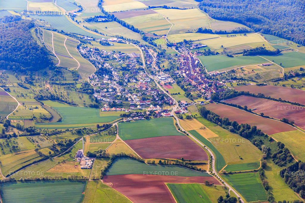 Luftbild: Ortsansicht von Westen im Ortsteil Schützingen in Illingen im Bundesland Baden-Württemberg in Deutschland. Foto: IMG_079942.jpg vom 31.05.2015 durch Werner Riehm/FLY-FOTO.de