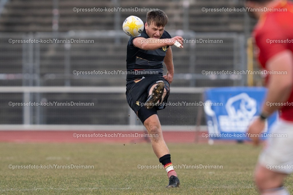 YDR1602250101022 | 16.02.2025, xydrx, Rugby Europe Championship, Deutschland - Belgien, 15er Männer, Auestadion Kassel: Leo Wolf (Deutschland #12) kickt den Ball