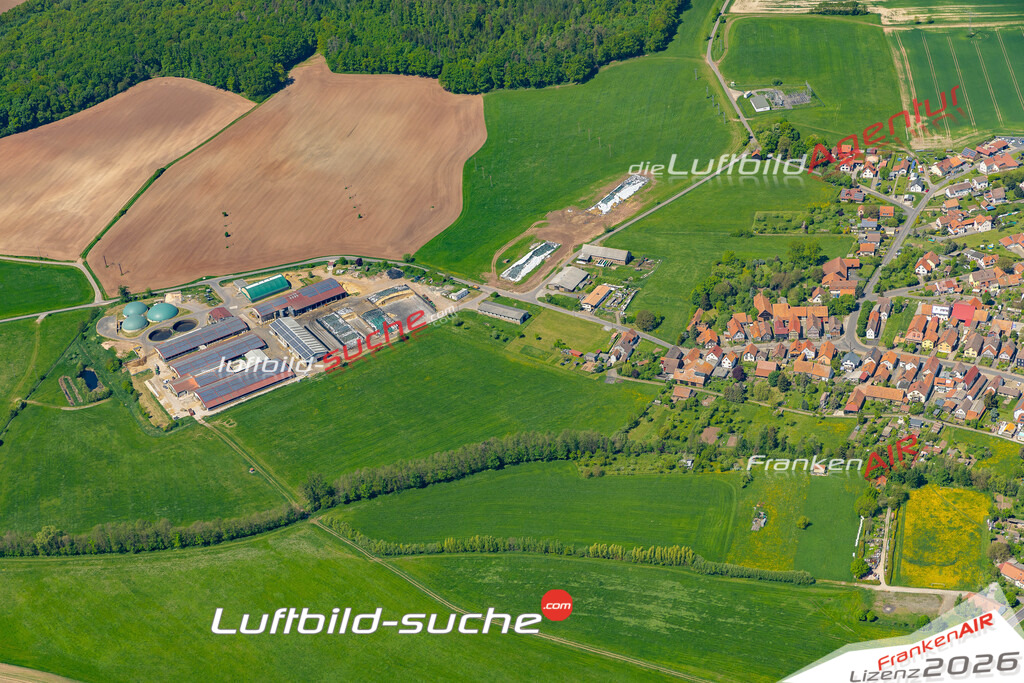 Die Luftaufnahme Simmershausen - Römhild wurde 2022 vom Flugzeug aus (keine Drohne) erstellt. Hohe Auflösung -für große Poster und Wandbilder geeignet - Garantiert!