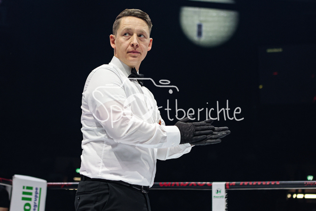Profi - Box - Gala / Main Event | Ringrichter Alexander PLUMANNS in Aktion