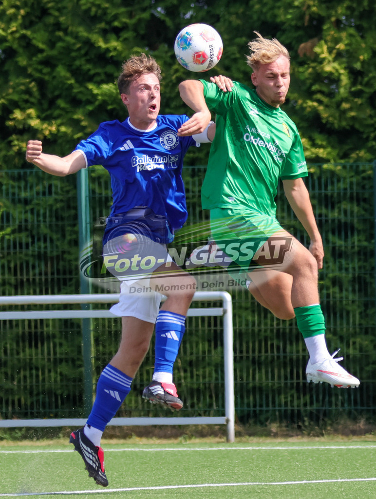 SC Enger - TuS Bruchmühlen | Auf dem Bild zu sehen: grün SC Enger: Alexander Geiger ; blau TuS Bruchmühlen: Jan Weiffenbach Bünder SV, TuS Bruchmühlen II, Saison 26/27, Kreisliga A, Enger, Deutschland - Realisiert mit Pictrs.com