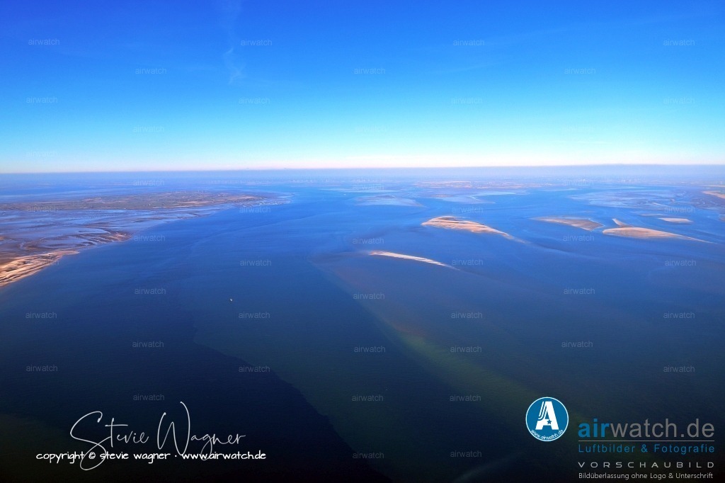 Luftbilder Sandbänke Norderoogsand, Japsand, Süderoogsand | Es gibt eine Warft und ein Haus, das als Wohn- und Arbeitsstätte dient. Die Hallig bietet einen einzigartigen Lebensraum fernab der Hektik, ideal für Naturliebhaber, die an ökologischen Aufgaben und dem Erhalt der sensiblen Landschaft mitwirken möchten.