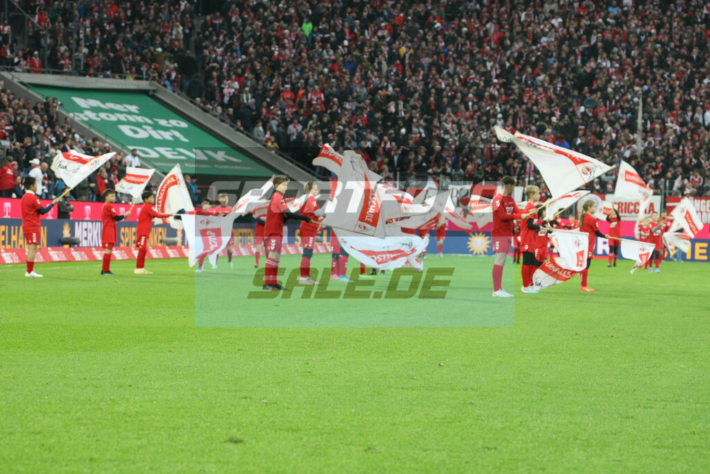 1. FC Köln - FC Augsburg | FC Fahnenkinder - © Sportfoto-Sale (MK) - Realisiert mit Pictrs.com