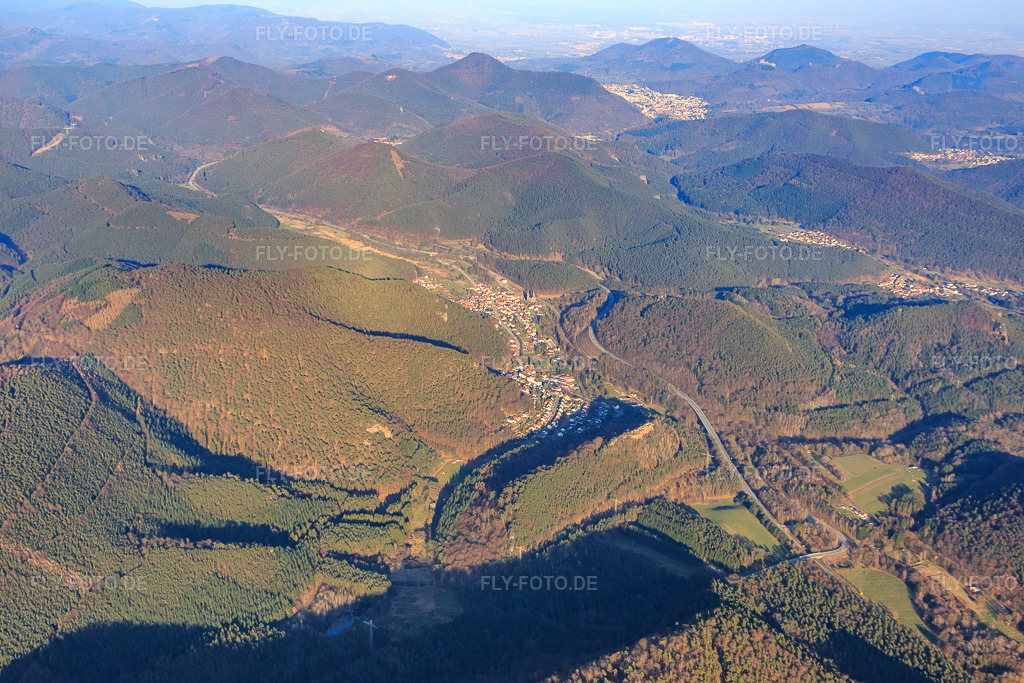 Luftbild: Ortansicht am Abend im Queichtal von Westen in Wilgartswiesen im Bundesland Rheinland-Pfalz in Deutschland. Foto: IMG_086788.jpg vom 26.03.2016 durch Werner Riehm/FLY-FOTO.de