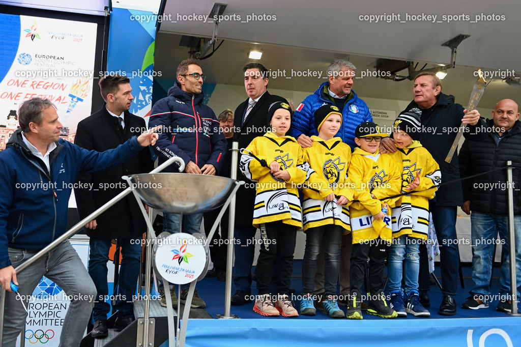 European Youth Olympic Festival EYOF 2023 Pressekonferenz | Gemeinderat Spittal an der Drau Roland Staudacher, Stefano Mazzolini,  Stadtrat Spittal an der Drau Christoph Staudacher, Bürgermeister Spittal an der Drau Gerhard Köfer, Giorgio Brandolin, Gemeinderat Spittal an der Drau Marco Brandner, Jugendspieler EC Hornets Spittal