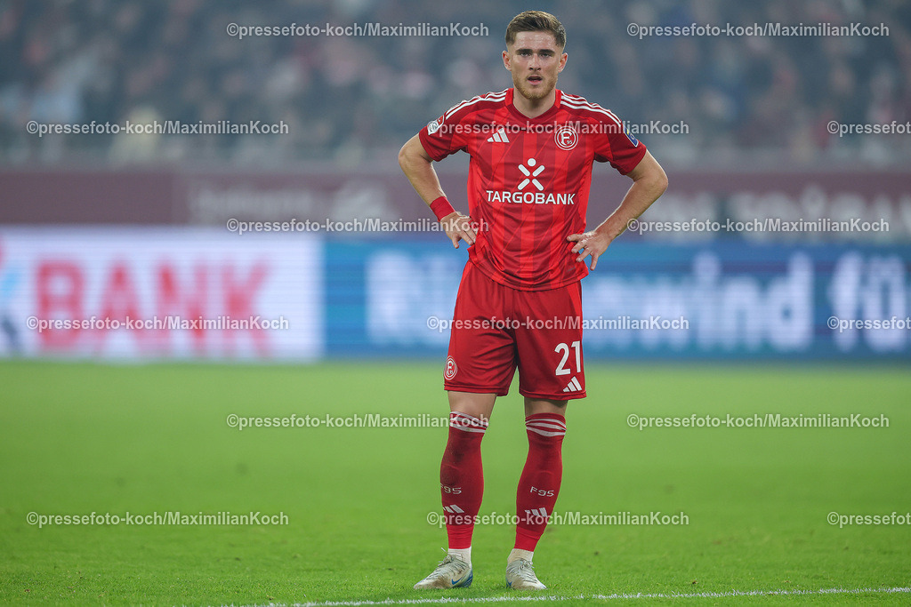 Due0911240109602139 | 09.11.2024, Fußball, Fortuna Düsseldorf - SC Paderborn 07, 2. Bundesliga, Merkur Spiel-Arena, Saison 2024 2025: Tim Rossmann (Fortuna Düsseldorf #21) DFB regulations prohibit any use of photographs as image sequences and or quasi-video.