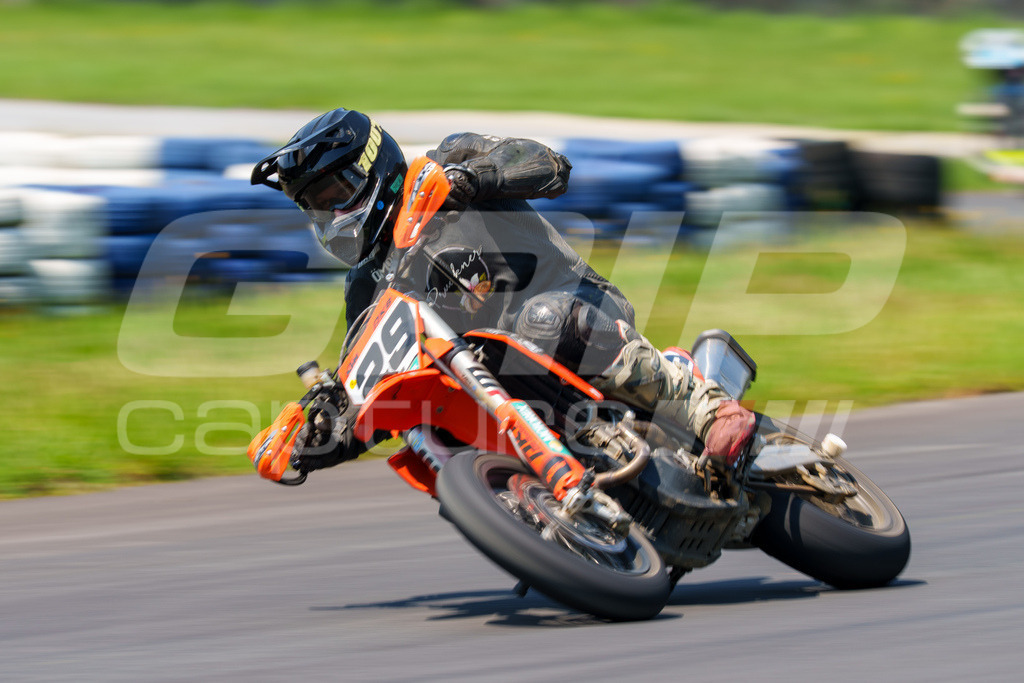 G-Cup + Supermoto Staatsmeisterschaft + Hungarian Supermoto Championship | GRIPcapture steht für authentische Sportfotografie in Österreich – für Momente, die mehr sind als Geschwindigkeit oder Ergebnis. Es geht um Emotion, Spannung, Fokus und den Augenblick, der oft nur einen Wimpernschlag dauert.Ob Motorsport, Teamsport oder 