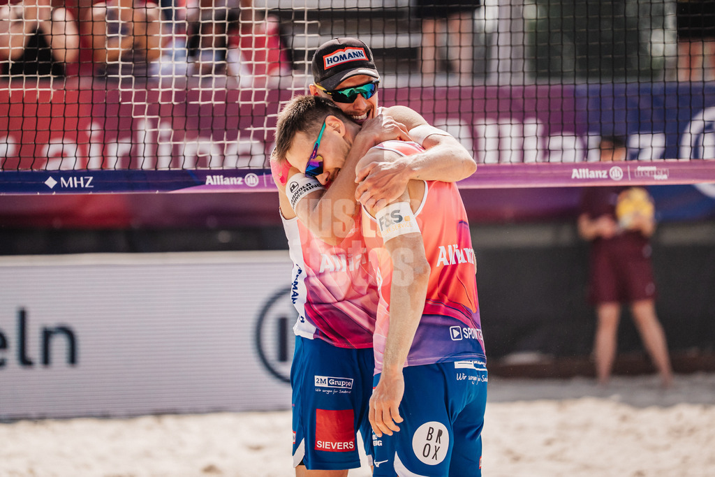 Beachvolleyball | Männer | Allianz German Beach Tour 2025 | Tourstop Bremen | 13.06.2025 | v.l. Bennet Poniewaz und David Poniewaz jubeln nach dem Sieg
