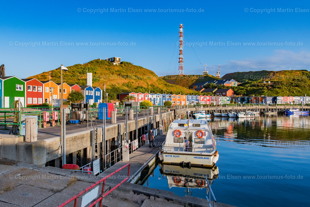 Helgoland Binnenhafen_ELS_3922030818 | Helgoland - Aufnahmedatum: 04.08.2018, Aufnahmehöhe:  m, Koordinaten:  - , Bildgröße: 6992 x  4661 Pixel - Copyright 2018 by Martin Elsen, Kontakt: Tel.: +49 157 74581206, E-Mail: info@schoenes-foto.deSchlagwörter:Schleswig-Holstein,Landkreis Pinneberg,Düne,Hochseeinsel,Börteboote,Meer,Küste,Halunder,Oberland,Unterland,Strand,Seehunde,Robben,Lange Anna,Felsen,Roter Felsen,Luftbild,Luftbilder,Bastölpel - Realisiert mit Pictrs.com