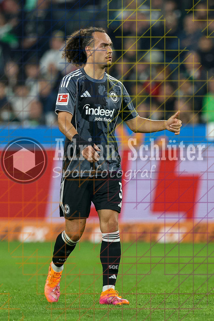 Borussia Mönchengladbach vs Eintracht Frankfurt - Bundesliga  | Mönchengladbach, Deutschland, 27.09.25:   Arthur Theate (Eintracht Frankfurt) gestikuliert, Gestik waehrend des Spiels der Bundesliga zwischen Borussia Mönchengladbach vs Eintracht Frankfurt im Stadion im Borussia Park(Foto von Brauer-Fotoagentur / Adrian Schlueter)