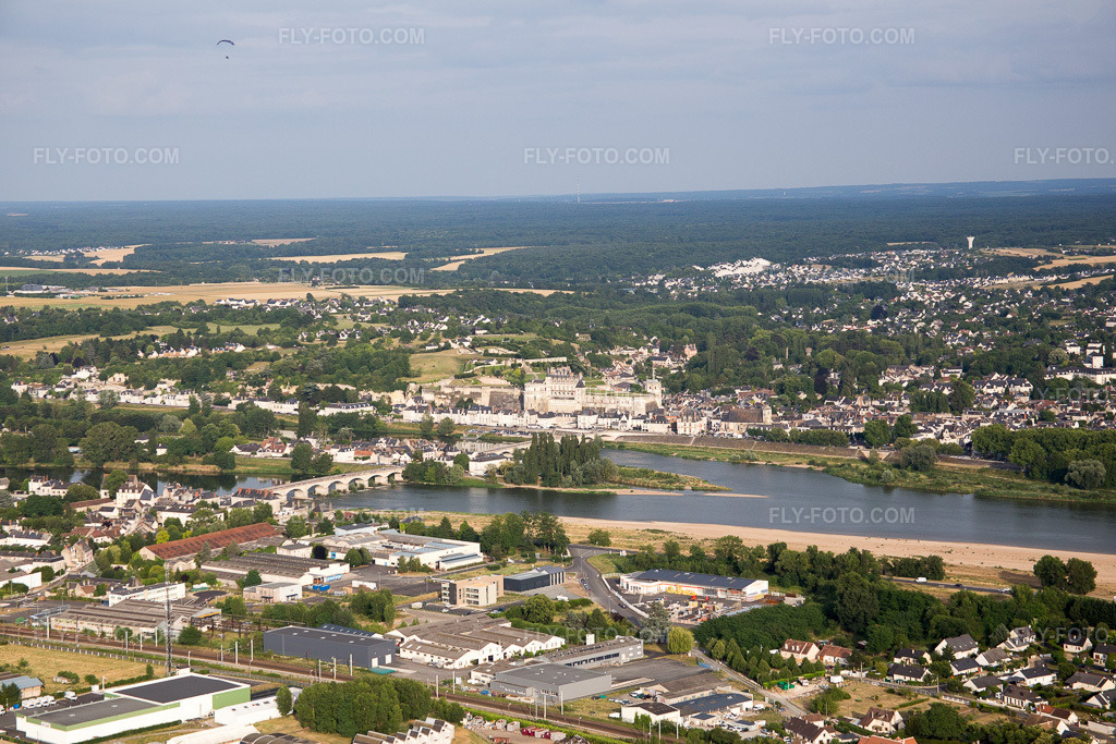 Aerial view: View of the town in Amboise in the state Indre et Loire, France.Photo: IMG_082331.jpg taken on 06/20/2015 by Werner Riehm/FLY-FOTO.comResolution of the original: 5472 x 3648 px