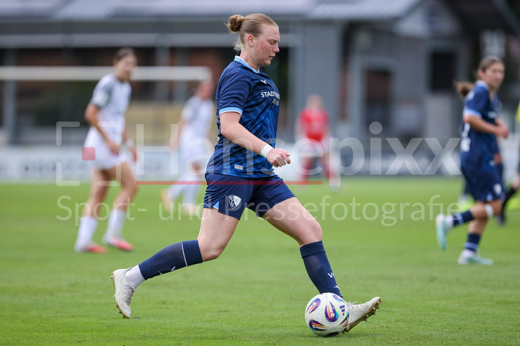 Fussball, Testspiel Frauen, SV Meppen - VfL Bochum | Antonia Haase (VfL Bochum, 2) am Ball, Einzelbild, Ganzkörper, Aktion, Action, Spielszene