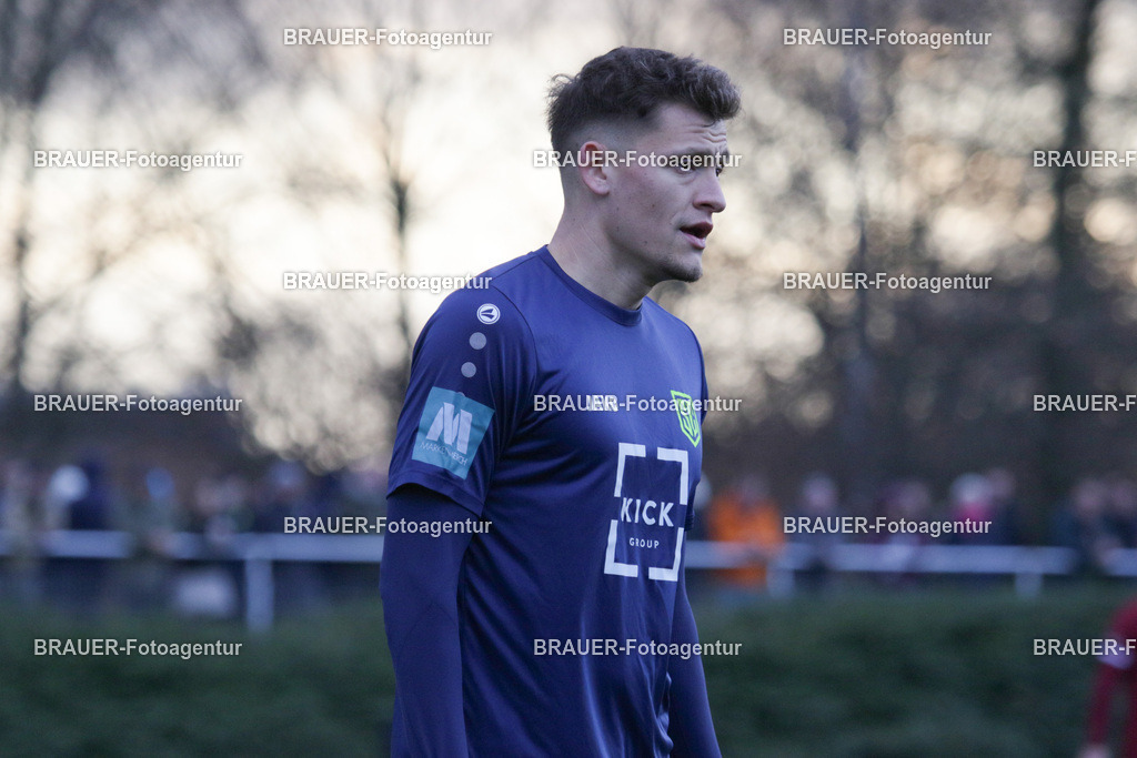 30.11.2025 SC St. Tönis - 1. FC Monheim | Tönisvorst, Deutschland, 30.11.25:  Mario Knops (SC St. Tönis) schaut während des Oberliga Niederrhein Spiels zwischen SC St. Tönis - 1. FC Monheim am 30. November 2025 in Tönisvorst, Deutschland. (Foto Ralph Görtz /Brauer-Fotoagentur)