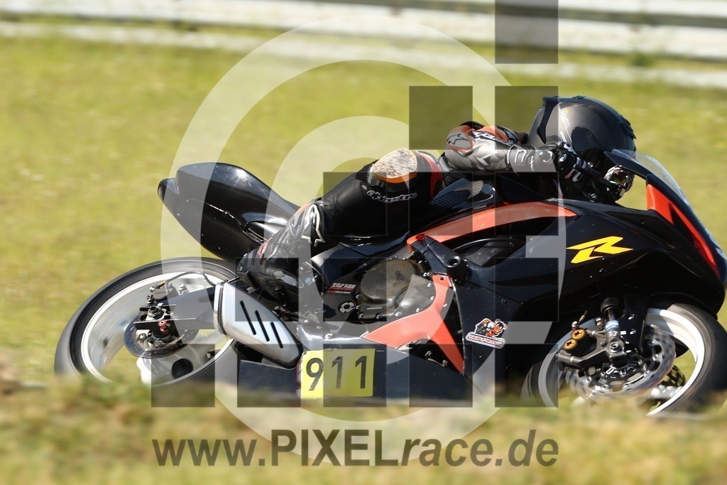 0911-20250603_13075 | Schöne Erinnerungen an spannende Momente - das festzuhalten ist unser Job. PIXELrace.de ist seit 2003 auf den Rennstrecken Europas unterwegs um die Action draußen beim Fahren und die wunderbare Stimmung imm Fahrerlager für euch einzufangen.