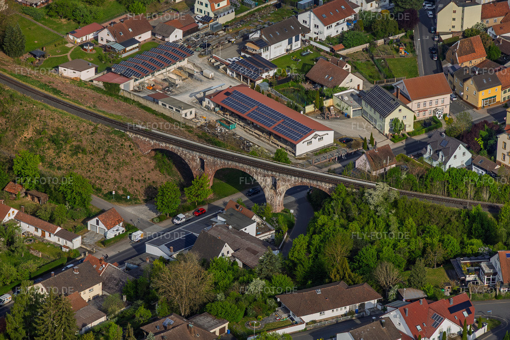 Luftbild: Historische Dreibogenbrücke für die Eisenbahn in Euerdorf im Bundesland Bayern in Deutschland.Foto: IMG_155573.jpg vom 03.05.2026 durch Werner Riehm/FLY-FOTO.deAuflösung des Originals: 6000 x 4000 px