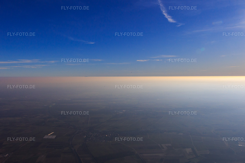 Luftbild: Hochnebel bedeckt die Rheineben einschlieslich Nordschwarzwald bis auf die Hornisgrinde - von Landau aus gesehen im Ortsteil Queichheim in Landau im Bundesland Rheinland-Pfalz in Deutschland. Foto: IMG_145324.jpg vom 02.02.2025 durch Werner Riehm/FLY-FOTO.de