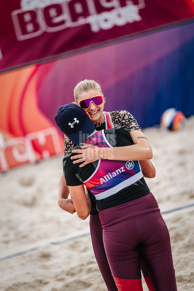 Beachvolleyball | Frauen | German Beach Tour 2024 | Tourstop Bremen | 06.06.2024 | v.l. Melanie Gernert und Nele Barber umarmen sich