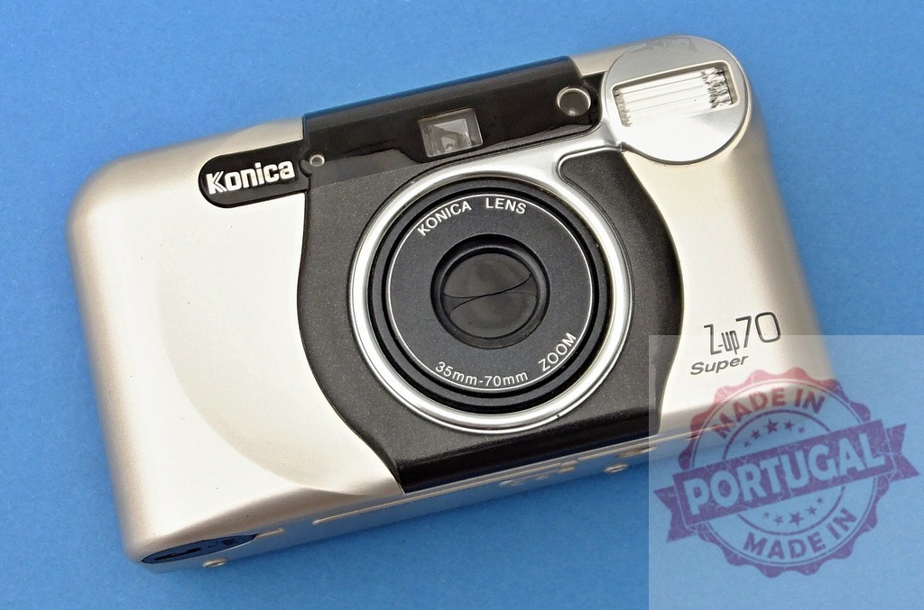 Konica Z-up70 Super 35mm-70mm point and shoot camera | Konica Z-up70 Super retro point and shoot camera with lens on blue background - Realisiert mit Pictrs.com