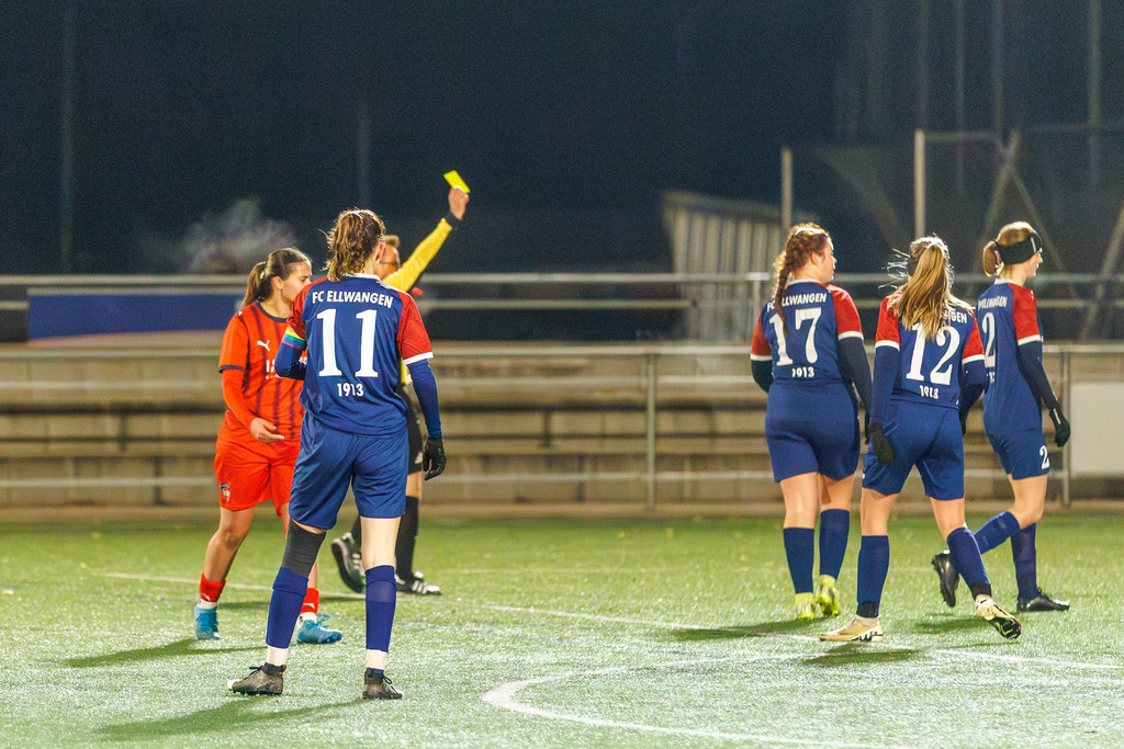 FCHFCE_251121_3597 | 1.FC Heidenheim 1846 II vs. FC Ellwangen II, Fußball, Frauen, Bezirksliga, 2025/2026, 10. Spieltag, 22.11.2025 in Heidenheim, Kunstrasen b. Voith-Arena West, Flutlichtspiel(Foto: Michael Bulling) - Realisiert mit Pictrs.com