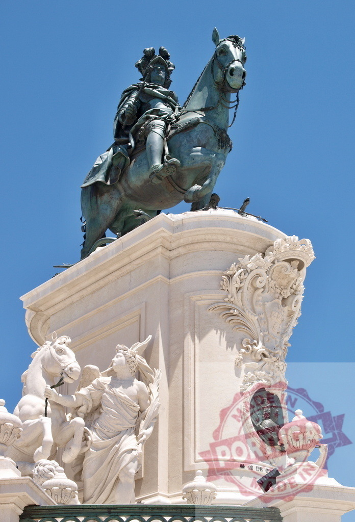 King José I equestrian statue in Praça do Comércio, Lisbon. Lisbon - Portugal | King José I equestrian monument in Praça do Comércio featuring bronze statue and marble pedestal - Realisiert mit Pictrs.com