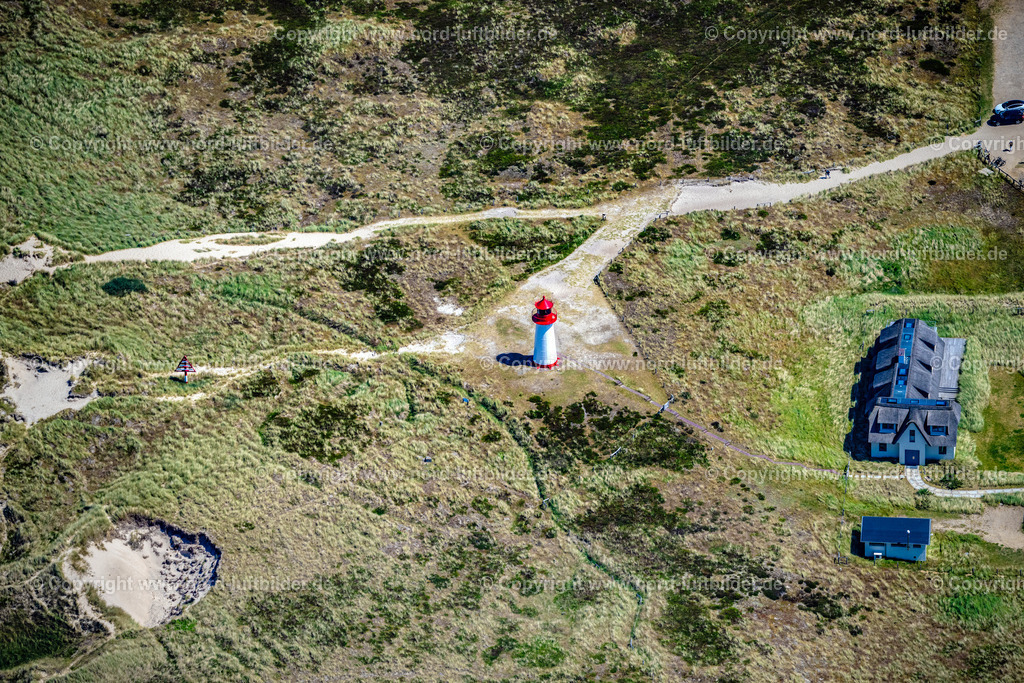 Sylt_List_Leuchturm_Listwest_ELS_1225210625 | LIST 21.06.2025 Leuchtturm "List-West" als historisches Seefahrtzeichen im Küstenbereich in List auf der Insel Sylt im Bundesland Schleswig-Holstein, Deutschland. // Lighthouse as a historic seafaring character in the coastal area " List-West " in List at the island Sylt in the state Schleswig-Holstein, Germany. Foto: Martin Elsen