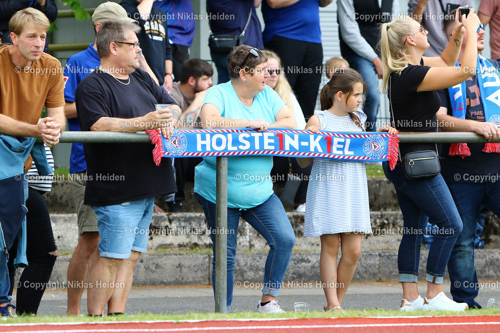 NH_HolsteinKiel_B93Kopenhagen_Testspiel_06072024 | Fans von Holstein Kiel beim Testspiel gegen B.93 Kopenhagen.Fußball I Herren I Testspiel I Saison 2024-2025 I Holstein Kiel - B.93 Kopenhagen I 06.07..2024 I Sportplatz Nobiskrug