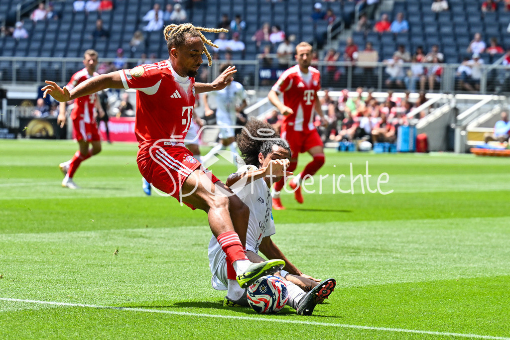 FC Bayern München - TQL Stadium | Im Duell Sascha BOEY (FC Bayern Muenchen 23) und Dylan MANICKUM (Auckland City FC 10) / Zweikampf / FIFA Club World Cup: FC Bayern Muenchen - Auchkland City FC, TQL Stadium am 15.06.2025 / BLD / ZDF / NOT FOR SALE IN USA