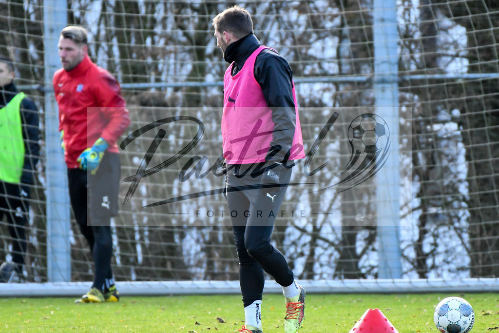 20200215_TRAOSN_0024 | Fussball, Herren: Marc Heider (VfL Osnabrueck) schaut waehrend der Trainingseinheit des VfL Osnabrueck im Sportpark Illoshoehe am 15.02.2020 in Osnabrueck, Deutschland. - Realisiert mit Pictrs.com