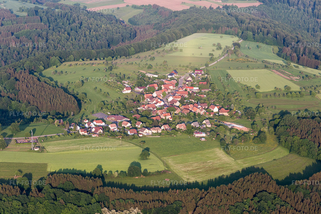 Luftbild: Ortsansicht in Hinsbourg im Bundesland Bas-Rhin in Frankreich. Foto: IMG_107285.jpg vom 18.05.2018 durch Werner Riehm/FLY-FOTO.de