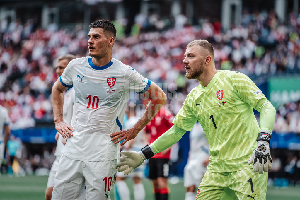 Fußball | Herren | UEFA-Fußball-Europameisterschaft 2024 | Gruppe F | Georgien vs. Tschechien | 22.06.2024 | v.l. Patrik Schick (#10, Tschechien) und Jindrich Stanek (#1, Tschechien)