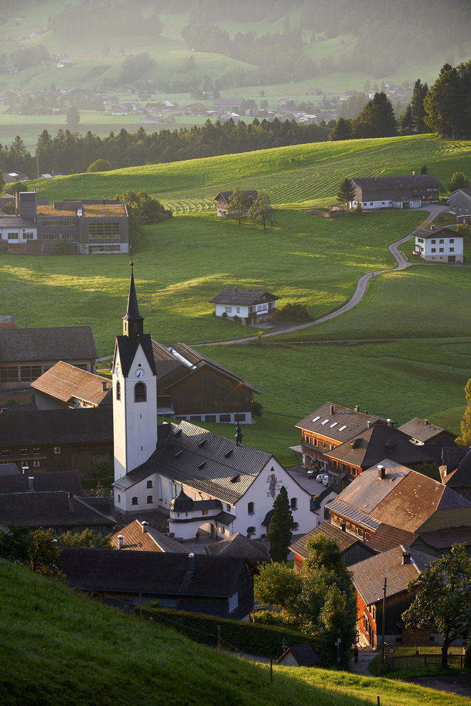 Dorfkirche Schwarzenberg im Morgenlicht | Schwarzenberg, Austria - August 08, 2014: Dorfkirche Schwarzenberg im Morgenlicht. - Realisiert mit Pictrs.com