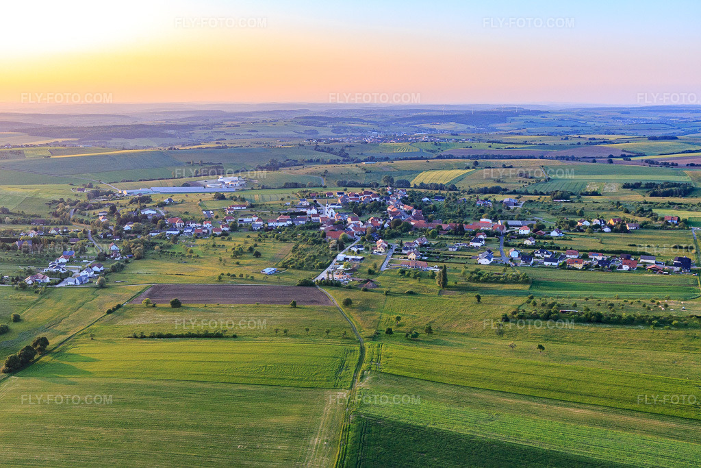 Aerial view: View of the town from the north in Dehlingen in the state Bas-Rhin, France. – Photo: IMG_107421.jpg taken on 05/19/2018 by Werner Riehm/FLY-FOTO.com – Resolution of the original: 5120 x 3413 px