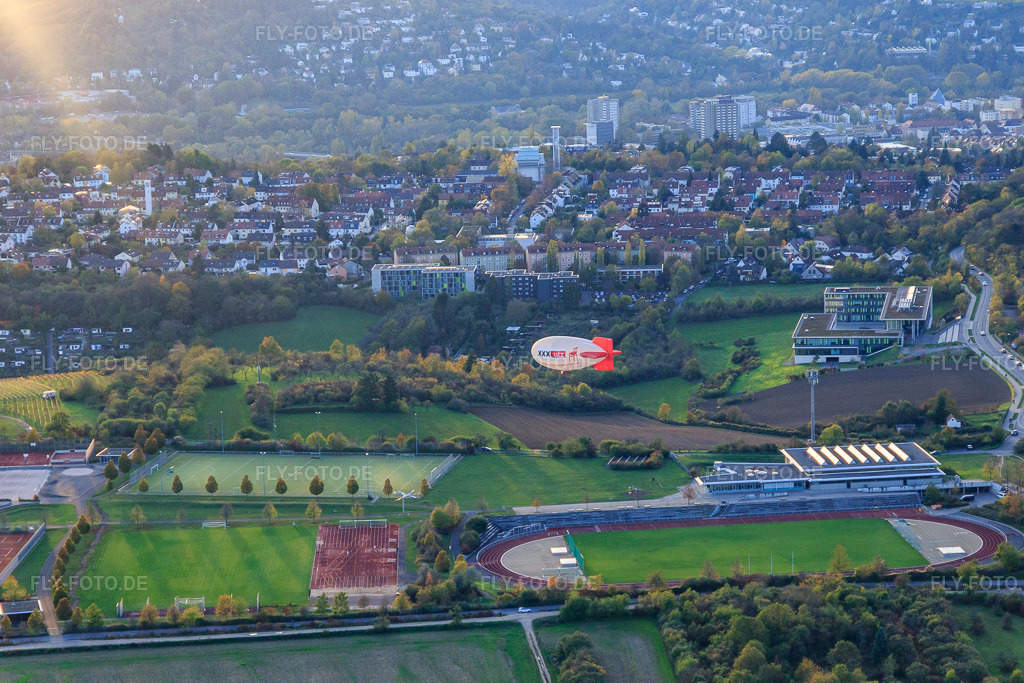 Luftbild: Werbezeppelin über dem Sportzentrum der Universität Würzburg im Ortsteil Frauenland in Würzburg im Bundesland Bayern in Deutschland.Foto: IMG_119731.jpg vom 26.10.2019 durch Werner Riehm/FLY-FOTO.deAuflösung des Originals: 4850 x 3234 pxWWW.UNI-WUERZBURG.DE