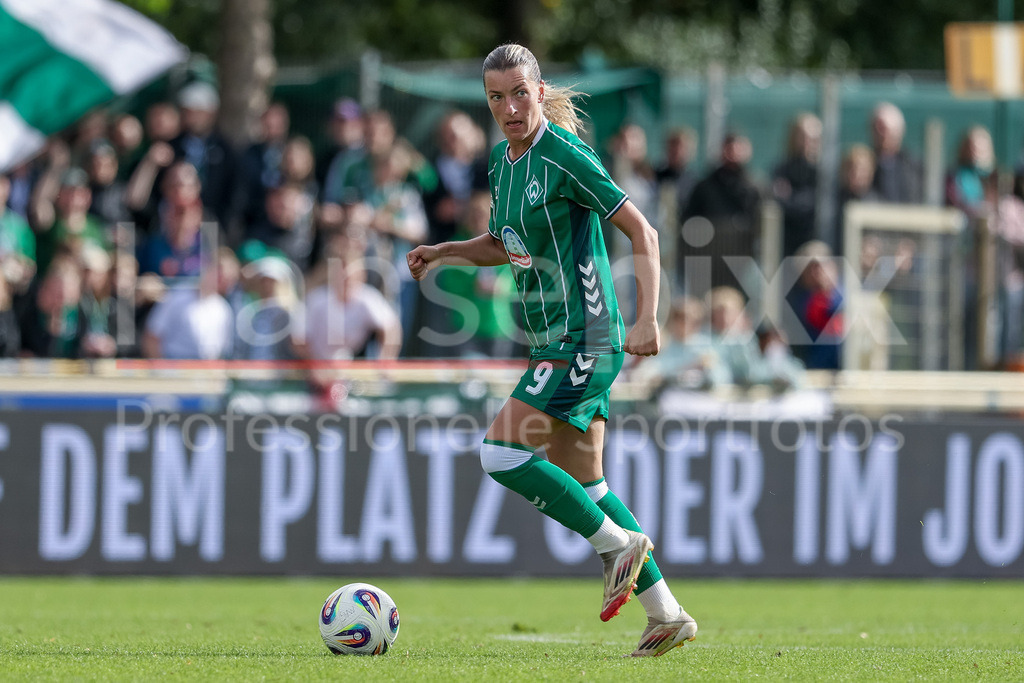 Fussball, Google Pixel Frauen-Bundesliga, SV Werder Bremen - TSG 1899 Hoffenheim | Medina Desic (SV Werder Bremen, 9) am Ball, Freisteller, Einzelbild, Ganzkörper, Aktion, Action, Spielszene, DIE DFB-RICHTLINIEN UNTERSAGEN JEGLICHE NUTZUNG VON FOTOS ALS SEQUENZBILDER UND/ODER VIDEOÄHNLICHE FOTOSTRECKEN. DFB REGULATIONS PROHIBIT ANY USE OF PHOTOGRAPHS AS IMAGE SEQUENCES AND/OR QUASI-VIDEO.