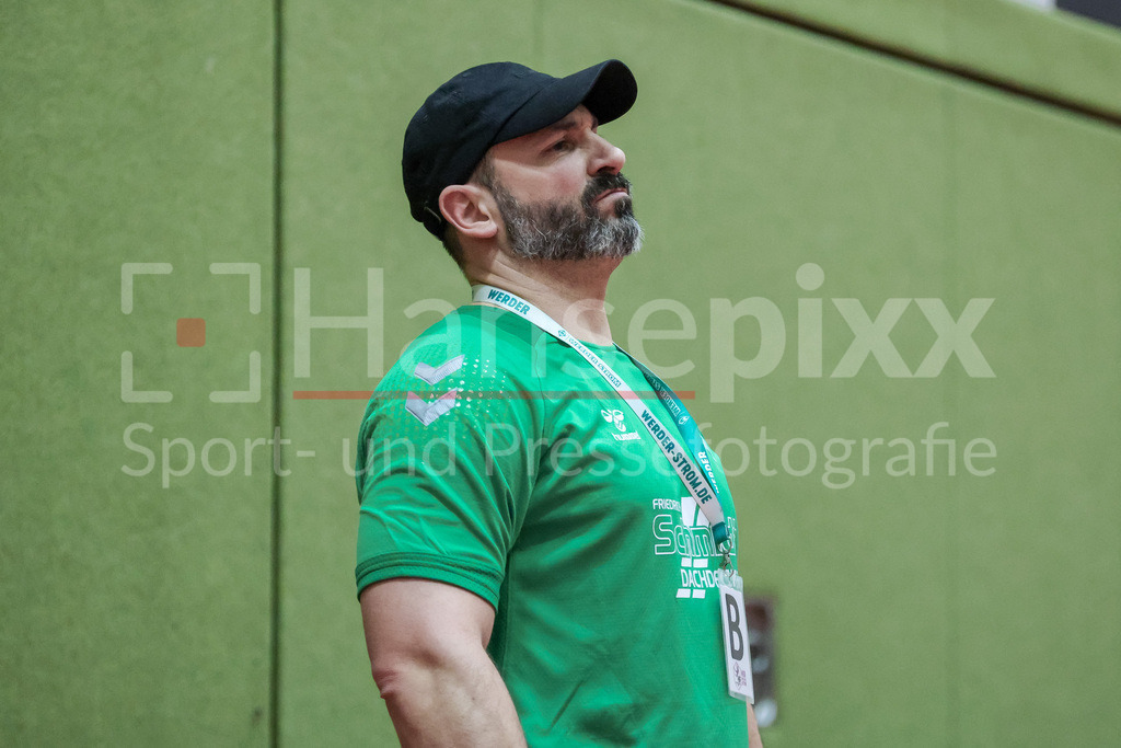 Handball, 2. Bundesliga Frauen, SV Werder Bremen - Bergischer HC | v.li.: Patrice Giron (Interimstrainer, Trainer, SV Werder Bremen), Portrait, Nahaufnahme, Einzelfoto, Einzelbild, enttäuscht schauend, Enttäuschung