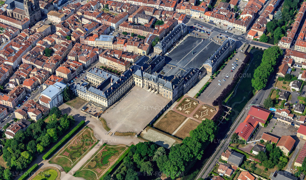 Aerial view: Castle Lunéville: Domaine départemental du château de Lunéville in the district Luneville-Chateau Champ de Mars in Lunéville in the state Meurthe et Moselle, France. – Photo: IMG_083180.jpg taken on 07/11/2015 by Werner Riehm/FLY-FOTO.com – Resolution of the original: 5133 x 3029 px – Château de Lunéville