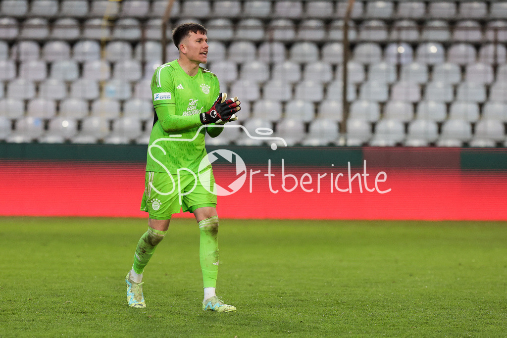 FC Bayern Amateure - TSV Buchbach | kommt zu seinem Einsatz nach der roten Karte fuer Tom Ritzy HUELSMANN (FCB #1) / Manuel KAINZ (FCB #23) / Freisteller / Einzelfoto