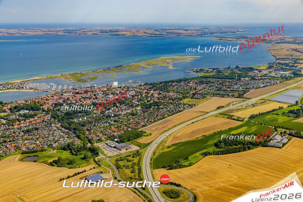 Schrägluftbild  Stadtansicht  Heiligenhafen - Das Luftbild wurde 2025 vom UL-Flugzeug heraus erstellt (ohne Drohne- keine Drohnenaufnahme ) - Hochauflösende Luftaufnahme -Nicht vergleichbar mit Google Maps oder Satelittenbilder- Die Geschenkidee !Mit Lizenz und Bildrechte bestellbar