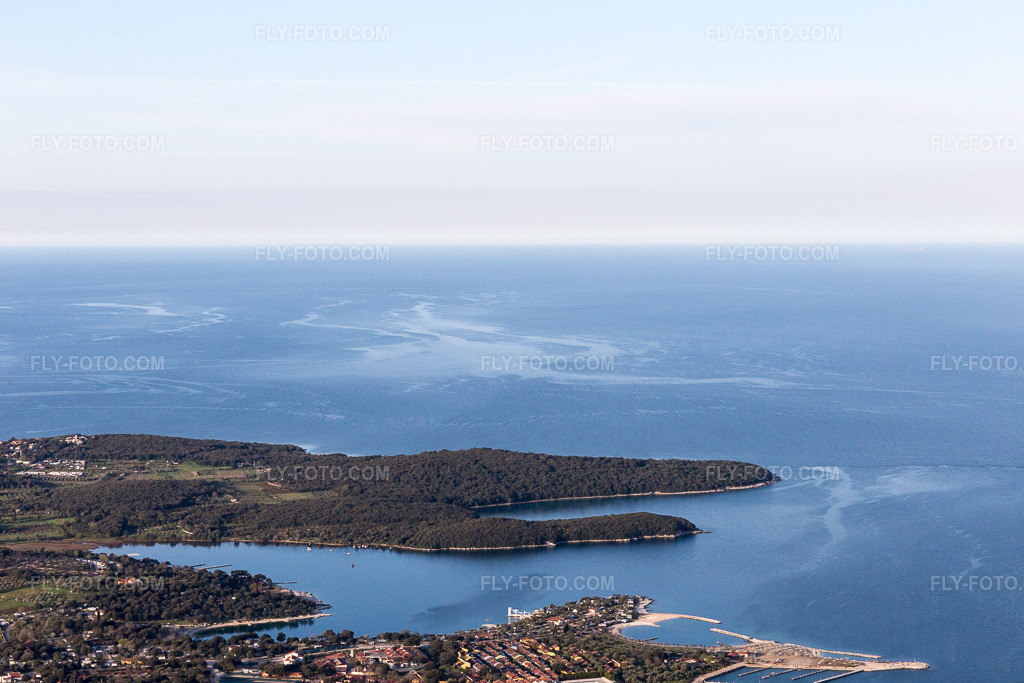 Aerial view: View of the town in Vrsar in the state Gespanschaft Istrien, Croatia. – Photo: IMG_106308.jpg taken on 04/14/2018 by Werner Riehm/FLY-FOTO.com – Resolution of the original: 5472 x 3648 px