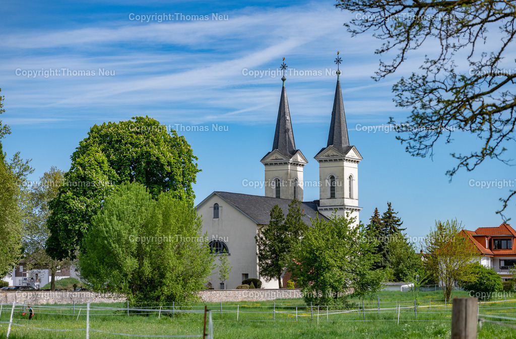 Kirche-kassizistische-Schwanheim-evangelische-Bensheim-Bergstrasse-Fotografie-Thomas_Neu.jpg-2 | Bensheim,Stadtteil Schwanheim im Ried gelegen, die evangelische Kirche nach Plänen des Darmstädter Hofarchitekten Georg Moller, Wikipedia: Die Evangelische Kirche Schwanheim ist eine 1821 im klassizistischen Stil errichtete Kirche in Bensheim-Schwanheim. Die doppeltürmige Kirche ist ein unter Denkmalschutz stehendes Kulturdenkmal und Wahrzeichen von Schwanheim. Die Kirchengemeinde gehört zum Dekanat Bergstraße in der Propstei Starkenburg der Evangelischen Kirche in Hessen und Nassau. ,Bild: Thomas Neu