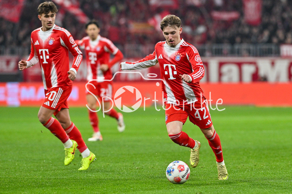 FC Bayern München - 1. FSV Mainz 05 | MUNICH, GERMANY - 14. DECEMBER: Torschuss Lennart KARL (FC Bayern Munich 42) während dem Bundesligamatch zwischen dem FC Bayern München und dem 1. FSV Mainz 05 am 14. Spieltag in der Allianz Arena / DFL REGULATIONS PROHIBIT ANY USE OF PHOTOGRAPHS AS IMAGE SEQUENCES AND/OR QUASI-VIDEO