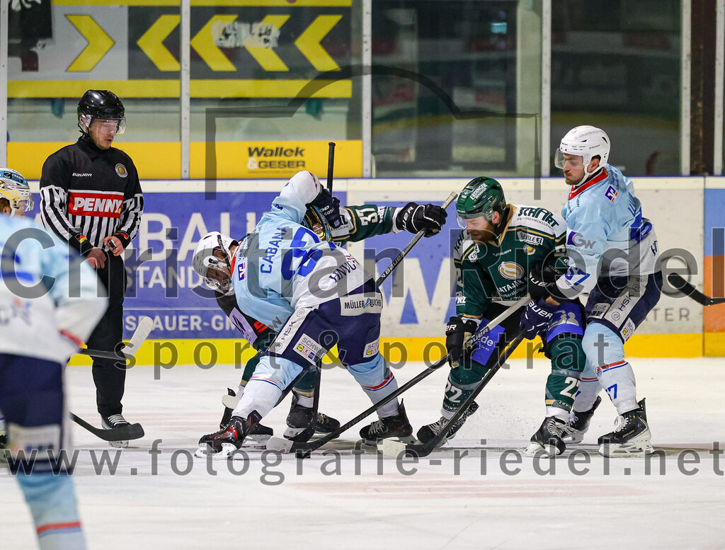 2025-12-23_138_TSV_Erding_gegen_Heilbronner_Falken | Erding, Deutschland, 23.12.2025:Eishockey, Oberliga Süd 2025 / 2026, 29. Spieltag, TSV Erding gegen Heilbronner Falken, Endergebnis: 5:4Thomas Matheson (Erding Gladiators, #37), Grady Hobbs (Erding Gladiators, #22), Luis Ludin (Heilbronner Falken, #57)Foto: Christian Riedel / fotografie-riedel.net