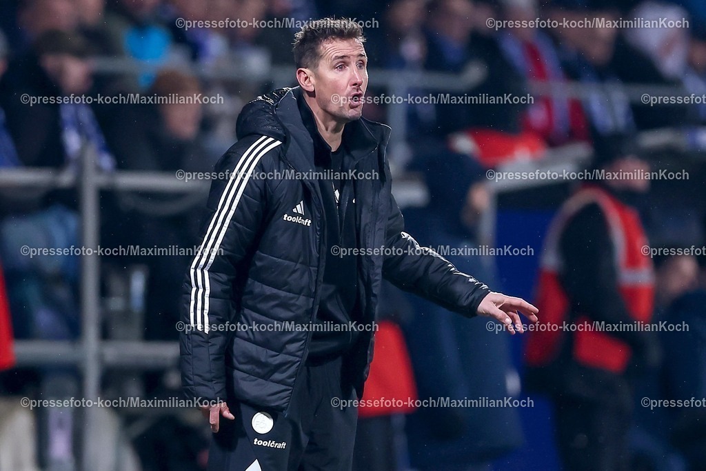 BOC20022601041 | 20.02.2026, Fußball, VfL Bochum - 1. FC Nürnberg, 2. Fußball Bundesliga, 23. Spieltag, Vonovia Ruhrstadion, Saison 2025 2026: Cheftrainer Miroslav Klose (1FC Nuernberg #hc) gestikulierend am Spielfeldrand   DFB regulations prohibit any use of photographs as image sequences and or quasi-video.