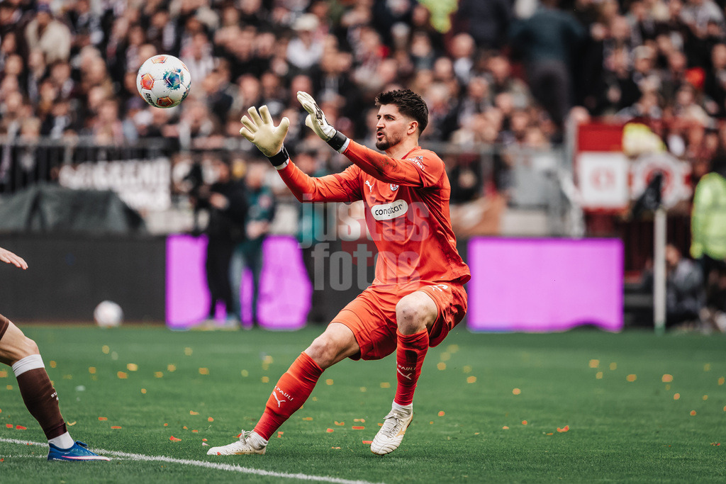 Fußball | Männer | Saison 2025/2026  | Fußball-Bundesliga | 25. Spieltag | FC St. Pauli vs. Eintracht Frankfurt | 08.03.2026 | Nikola Vasilj (#22, FC St. Pauli) hält einen Ball