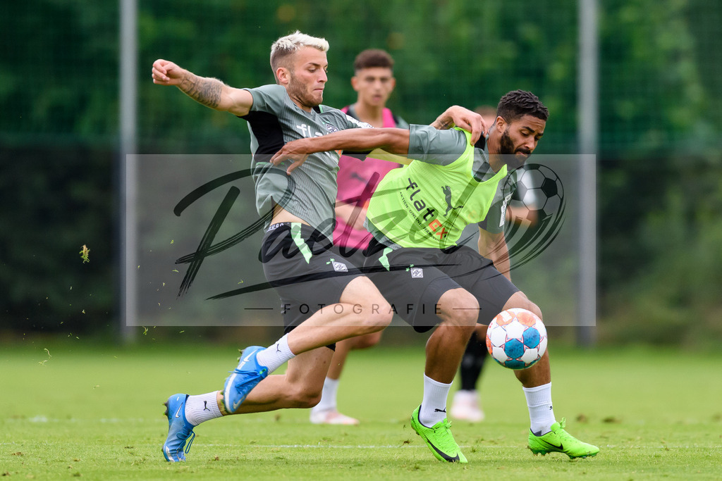 TRABMG20210719_035 | Fussball, Herren: Jordan Beyer (Borussia Moenchengladbach) und Keanan Bennetts (Borussia Moenchengladbach) im Zweikampf beim Training von Borussia Moenchengladbach waehrend des Trainingslagers auf dem Trainingsplatz am Hotel Klosterpforte am 19.07.2021 in Harsewinkel, Deutschland. - Realisiert mit Pictrs.com